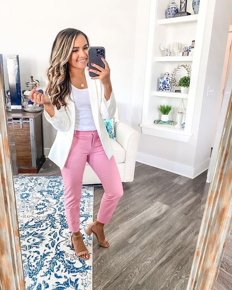 Rachel | Petite Blogger pe Instagram: „Are you still working from home or back in the office? I’m sharing a few outfits for the office in stories! Who said you can’t get dressed…” Pink Capri Pants Outfit, Outfits For The Office, Capri Pants Outfits, Petite Bloggers, Jeans Outfit Casual, Still Working, Who Said, Pants Outfit, Get Dressed