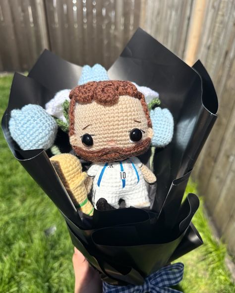 Custom order‼️ Messi bouquet -NFS, please message for any remakes! 🌷 I loved how this came out and I thank my lovely customer who commissioned me to make this bouquet 💗 Messi pattern: @ohvillos #messi #messilover⚽️⚽️⚽️🥅🥅 #crochet #crochetbouquet #bouquet #bouquetforhim #bouquetformen #amigurumi #crochetplushie #crochetflower Messi Bouquet, Man Bouquet, Crochet Bouquet, Crochet Flowers, Coming Out, Custom Orders, Amigurumi, Gym, Crochet