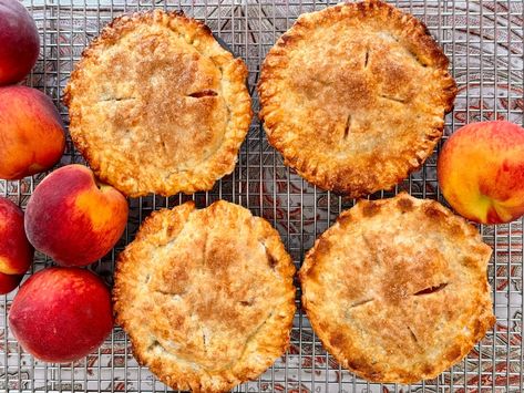 The Perfect Summer Treat: Mini Peach Pies Best Peach Pie Recipe, Mini Peach Pies, Peach Pies, Peach Pie Recipes, Peach Pie Filling, Individual Pies, French Pastry, Peach Pie, Flaky Crust