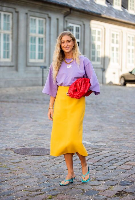 Yellow Skirt Outfits, Bright Outfit, Color Blocking Outfits, Holiday Campaign, Spring Work Outfits, Effortless Outfit, Yellow Skirt, Estilo Preppy, Copenhagen Style