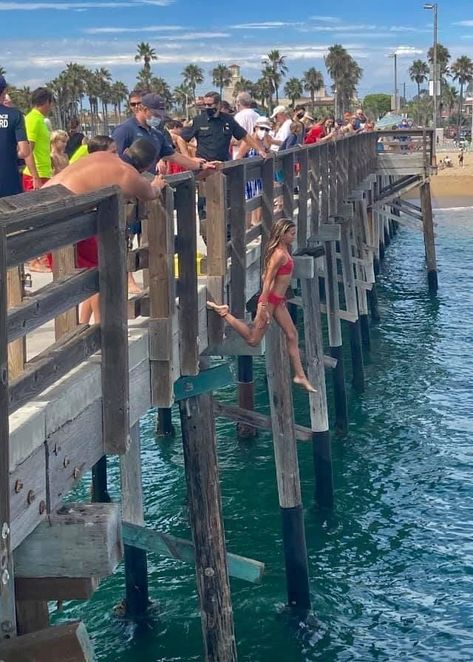 Happy Monday! Let's jump into the week with the confidence of this young lady! She was trying out for Jr. Lifeguards locally and an observer captured this fantastic shot. Love her fearlessness and strength. #MondayMorning #MondayMotivaton Junior Lifeguard, Lifeguard Aesthetic, Lifeguard Whistle, Lifeweaver Lifeguard, Lifeguard Memes, Beach Lifeguard, Monday Morning, Happy Monday, Relationship Quotes