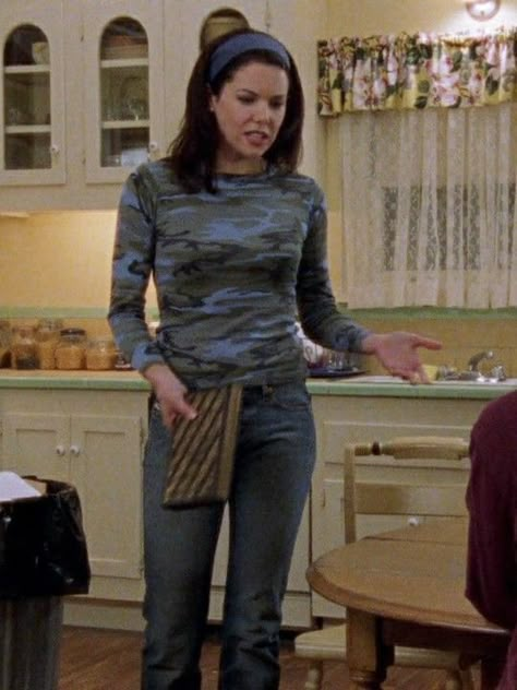 Lorelai Gilmore Girls Outfits, Lorelai Gilmore Best Outfits, Laurelai Gilmore Outfits, Gilmore Girls Outfits Lorelai, Loralie Gilmore Iconic Outfits, Lorelei Gilmore Outfits, Lorelai Outfits, Cleo H2o, Lorelai And Rory Gilmore