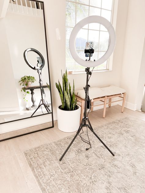 Ring Light Setup, Ring Light Aesthetic, Tripod Aesthetic, Nashville Airbnb, Content Room, Girly Rings, Ring Light Photo, Realistic House, Ring Light Tripod