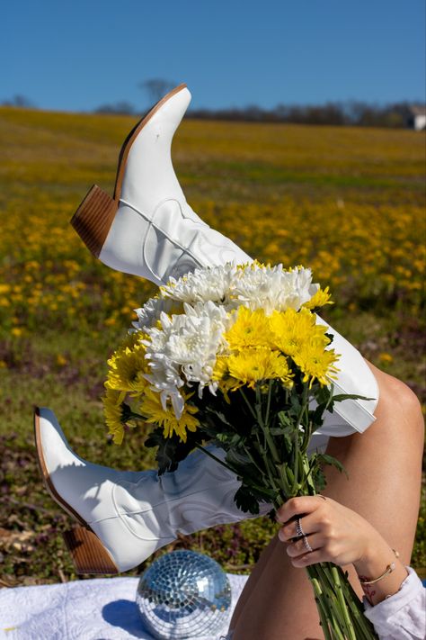 Cowgirl Boot Photoshoot, Boots Photoshoot, Dress And Cowgirl Boots, Floral Shoot, Shoes Pic, Girl Holding Flowers, Sunflower Photoshoot, Cowgirl Disco, Photoshoot Spring