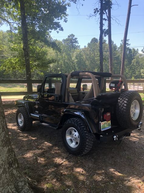 Jeep Convertible, Old Jeep Wrangler, Jeep Wrangler Truck, Two Door Jeep Wrangler, Lifted Jeeps, Jeep Dogs, Green Jeep, Explore Aesthetic, Jeep Camping