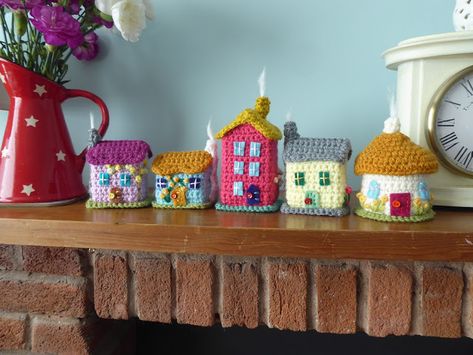 Crochet Small House Free Pattern, Crochet Village Free Pattern, Crochet Houses Free Pattern, Knitted House Pattern, Crochet Christmas House, Crochet Doll House Pattern, Crochet House Patterns Free, Crochet House Warming Gift, Crochet Building