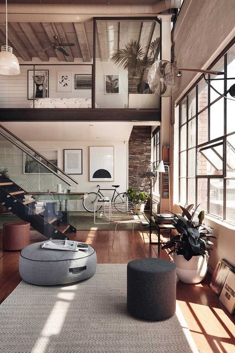 Gorgeous loft living! Loft Estilo Industrial, Design Interior Modern, Lots Of Windows, Interior Design Per La Casa, Loft Living, Loft Design, Interior Design Magazine, Hus Inspiration, Design Del Prodotto