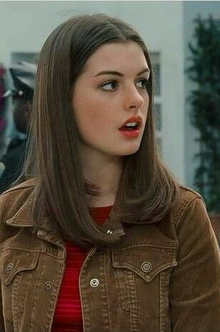 Celebrities With Medium Length Hair, Princess Diaries Haircut, Princess Diaries Hairstyles, Clavicut Hair Straight, Princess Haircuts, Princess Diaries Hair, Anne Hathaway Hair Princess Diaries, Princess Haircut, Anne Hathaway Princess Diaries