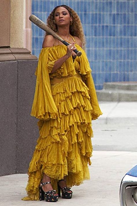 beyonce hold up Beyonce Hold Up, Beyonce Beyonce, Yellow Dress, Beyonce, A Woman, Yellow, Beyoncé