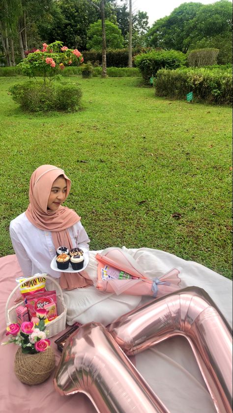 Ootd Birthday Party Hijab, Kue Ulta, Birthday Pose, Happy Birthday 18th, Vintage Birthday Cakes, Cute Birthday Pictures, Fun Photoshoot, Trik Fotografi, Sweet 16 Birthday