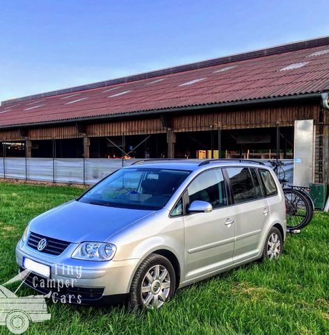 Daniel stellt uns seinen VW Touran 1t1 vor. ➡️ @hschlag_daniel 🚗 Was macht deinen Camper besonders? Die Geschichte. Der Touran ist nun seit knapp 20 Jahren in unserem Besitz. Wir haben unseren ersten gemeinsamen Familienurlaub damit gemacht, den ersten Familienhund abgeholt und meine Brüder und ich haben das Fahren im Touran gelernt. Und vor knapp einem Jahr habe ich dem Touran die neue Aufgabe als Camper erteilt. 🚗 3 Fun facts: - modularer Ausbau - kann jederzeit als Familienauto mit ... Volkswagen Touran, Vw Touran, Volkswagen