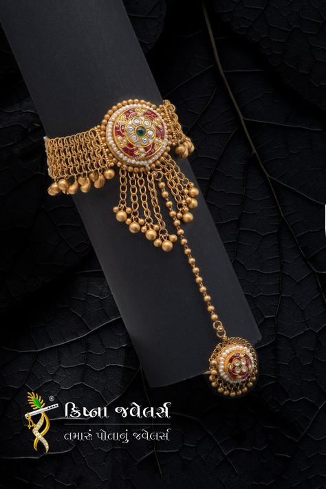 Haath Phool Jewellery Gold, Haath Phool Jewellery, Haath Phool, Silver Anklets Designs, Gold Necklace For Men, Hand Chain Jewelry, Antique Necklaces Design, Black Beads Mangalsutra Design, Indian Bridal Jewelry Sets