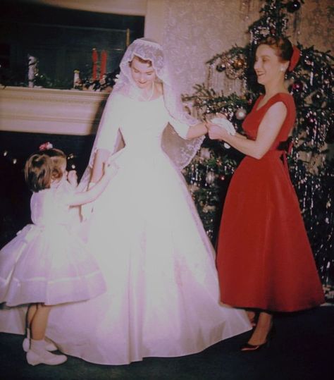 Christmas Bride, 1950s Wedding Dress, Vintage Wedding Photos, Taffeta Dress, Wedding Gowns Vintage, Vintage Gowns, Vintage Bride, Vintage Bridal, Mode Vintage