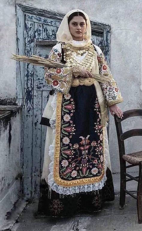 Medieval Greece Clothing, Italian Folk Costume, Traditional Italian Dress, Traditional Italian Clothing, Traditional Greek Clothing, Greek Folk Costume, Greek Traditional Clothing, Romanian Clothing, Greek Traditional Dress