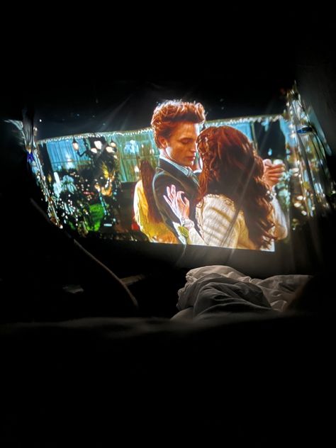 Twilight Sleepover, Sleepover Aesthetic Night, Summer Sleepover, Sleepover Aesthetic, Movie Night With Friends, The Projector, Twilight Funny, Night With Friends, Summer Ideas