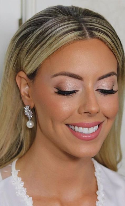 Fair Skin Wedding Makeup Blondes, Neutral Makeup Bride, Soft Glam Bridal Makeup Small Eyes, Makeup Ideas Natural For Wedding, Bridal Makeup Cool Tone Blonde, Bridal Makeup Ideas Natural Glam, Wedding Makeup Bright Eyes, Light Bridal Eye Makeup, Wedding Makeup Light Eyeshadow