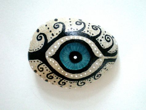 1000+ images about The Evil Eye 101 on Pinterest | Agate slices ... Pagan Crafts, Art Pierre, Painted Stone, Pebble Stone, Eye Painting, Meditation Stones, Rock Painting Designs, Pet Rocks, Mandala Stones