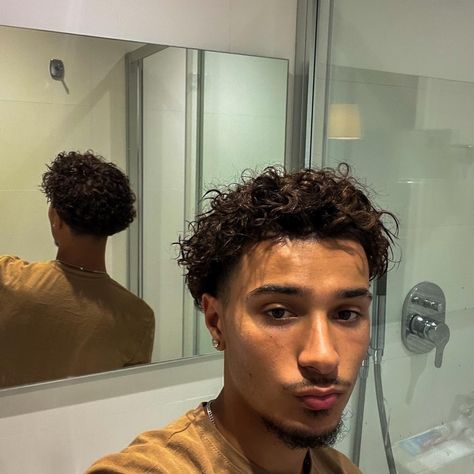 Buzz Cut Low Taper, Taper Curly Hair, Low Taper Curly Hair, Blowout Taper Fade, Low Taper, Men Haircut Curly Hair, Men Faces, Taper Fade, Simple Hair