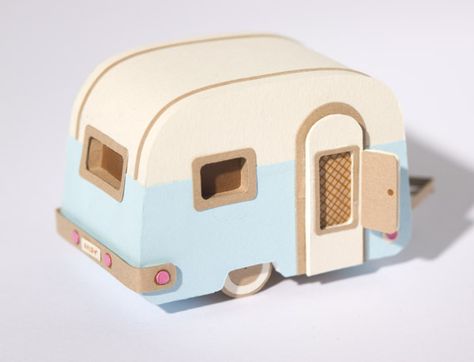 Géniale cette caravane en papier ! (merci Fati ^) Mini Caravan, Instruções Origami, Vintage Caravan, Glitter Houses, Chur, Fondant Figures, Vintage Trailer, Miniatures Tutorials, Vintage Trailers