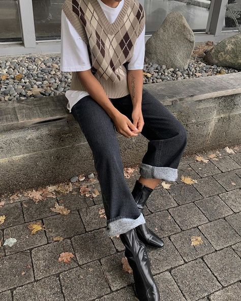 Veronica B. G. (@verobiriukova) • Fotos y videos de Instagram Sweater Vest Outfit, Tshirt Outfit, Argyle Sweater Vest, Vest Outfit, Quoi Porter, Oak And Fort, Argyle Sweater, Vest Outfits, Tshirt Outfits