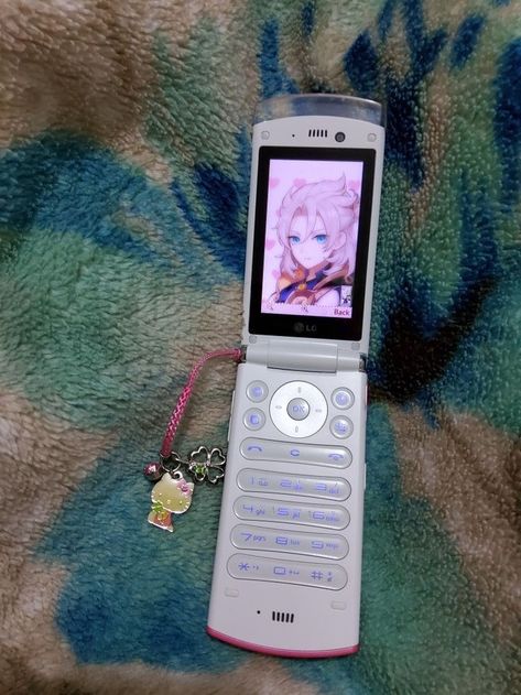 Lg Lollipop Flip Phone Aesthetic, Lg Flip Phone Aesthetic, Gyaru Flip Phone, Lg Lollipop Flip Phone, Lg Lollipop, Lg Flip Phone, Flip Phone 2000s, Phone Y2k, Lollipop Phone