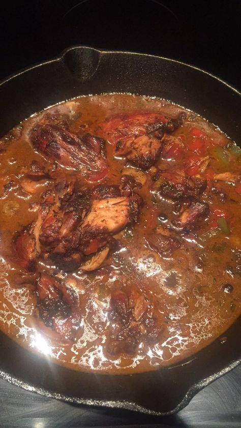 Jamaican Brown Stew, Jamaican Brown Stew Chicken, Masakan Malaysia, Brown Stew Chicken, Stew Chicken, Carribean Food, Jamaican Cuisine, Sliced Tomatoes, Jamaican Dishes