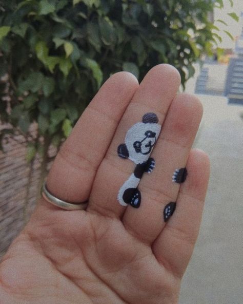 Drawings Of Pandas Sketch, Aesthetic Drawing Easy Cute, Cute Panda Drawing Sketches, Drawing Snap Ideas, Cute Drawings Panda, Painting On Hand Aesthetic, Cute Panda Aesthetic, Panda Painting Ideas, Panda Cute Drawing