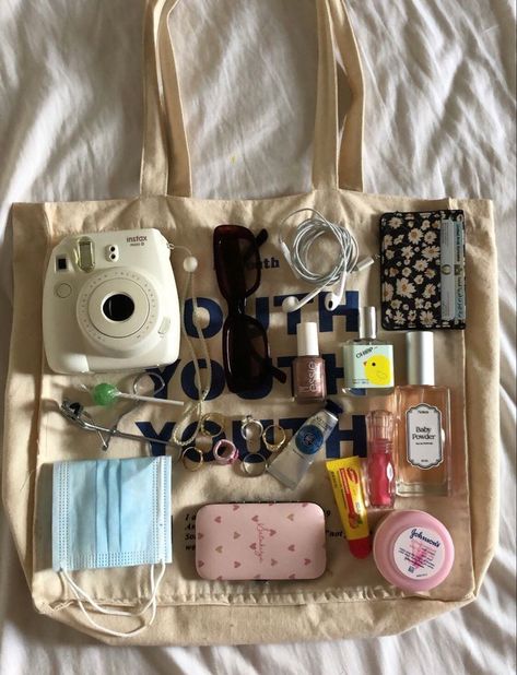 :¨·.·¨: :¨·.·¨: No Ordinary Girl, Everyday Bag Essentials, Knitting Art, Inside My Bag, Purse Essentials, Summer Tote Bags, Handbag Essentials, Girls Tote, Summer Tote