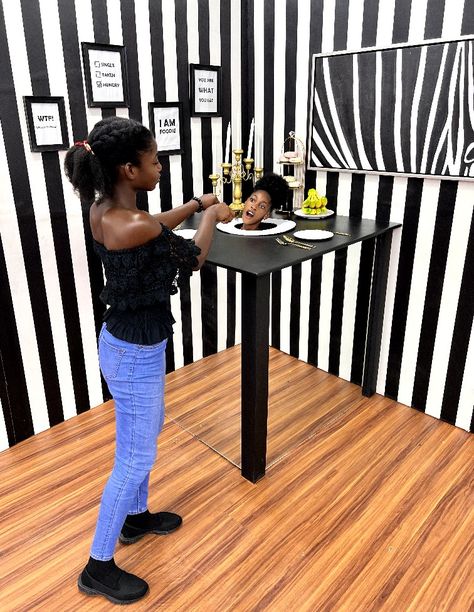 Illusion Photobooth, Selfie Museum, Selfie Museum Ideas, Studio Room Design, Illusion Photos, Diy Props, Halloween Props Diy, Optical Illusions Art, Studio Room