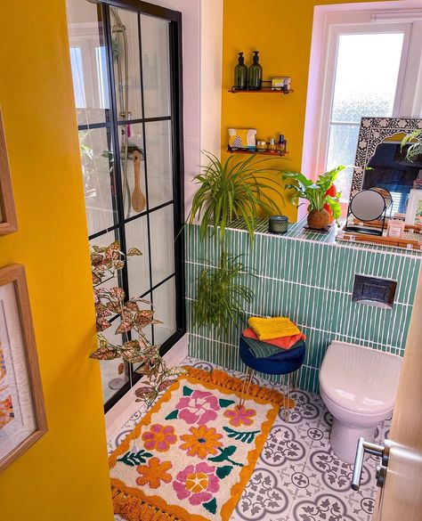 Vibrant Bathroom, Boho Bathroom Ideas, Yellow Bedroom, Yellow Bathrooms, Bathroom Color, Boho Bathroom, Green Tile, Bathroom Colors, Painting Tile