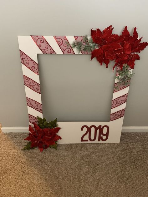 Christmas Party Decorations Ideas Diy, Christmas Frame For Photos, Holiday Photo Frames Diy, Photo Booth Ideas For Christmas, Christmas Selfie Wall Ideas, Christmas Back Drop Diy, Christmas Party Decor Ideas Photo Booths, Christmas Party Picture Backdrop, Photo Frame Christmas Ideas