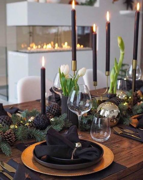 Black Christmas Aesthetic (45+ Decoration Ideas, Trees, And Ornaments For Your Modern Chic Holidays) - The Mood Guide Diy Jul, Deco Table Noel, Christmas Dinner Table, Dinner Table Decor, Creation Deco, Christmas Dining, Christmas Table Settings, Black Christmas, Deco Table