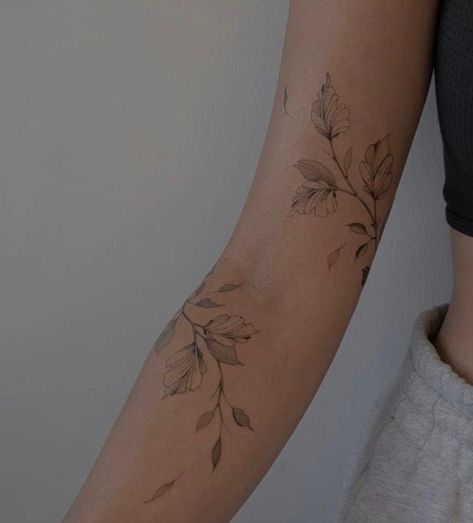 Ivy Tattoo, Tattoos 2024, Wrap Tattoo, Bracelet Tattoo, Nature Tattoo, Petite Tattoos, Forearm Tattoo Women, Plant Tattoo, Tattoo Bracelet