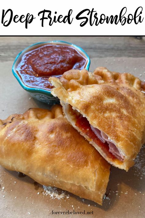 Pepperoni and ham along with pizza sauce, ricotta and mozzarella is rolled up in homemade pizza dough and fried until golden perfection. Deep Fried Calzones, Deep Fried Pizza Dough, Fried Pizza, Italian Fried Dough, Deep Fried Pizza, Pizza Roll Up, Sweet Pizza, Pepperoni Rolls, Pizza Fries