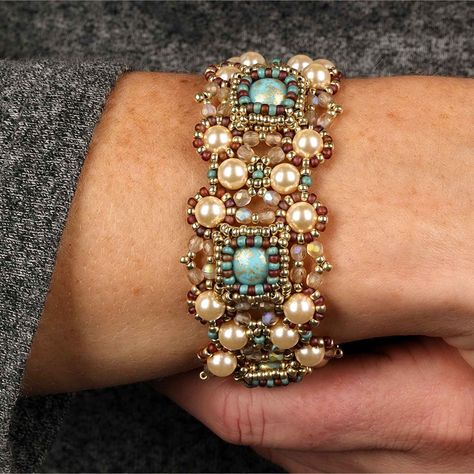 Cabochons take center stage in this bold design.  Build components with Glass Pearls, Czech Faceted Rounds, and Seed Beads around a simple cabochon bezel.  https://www.potomacbeads.com/how-to/projects-tutorials/beadweaving-projects/Hampton-Court-Framed-Cabochon-Bracelet-Tutorial Beads Tutorial, Cabochon Bracelet, Diy Jewelry Making Tutorials, Shibori Jewelry, Diy Armband, Beading Jewelry, Beaded Bracelet Patterns, Jewelry Making Tutorials, Youtube Tutorials