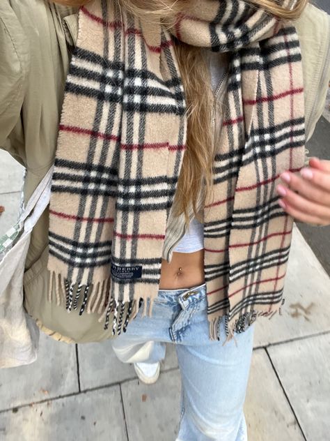 Outfit With Burberry Scarf, Preppy Scarf Outfit, Burberry Scarf Aesthetic, Burbury Scarves Outfit, Check Scarf Outfit, Beige Scarf Outfit, Boston Clothes, Burberry Scarf Outfit, Aesthetic Outfits Autumn