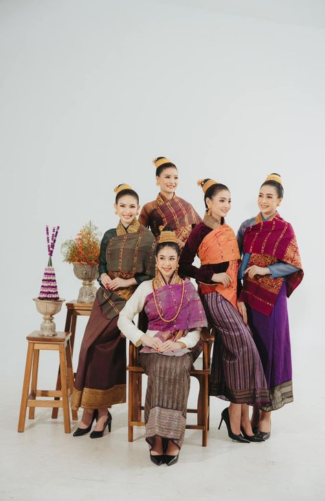 Lao Dress, Laos Wedding, Laos Clothing, Thai Dresses, Ethnic Clothes, Thai Costume, Burmese Clothing, Yearbook Ideas, Traditional Outfit