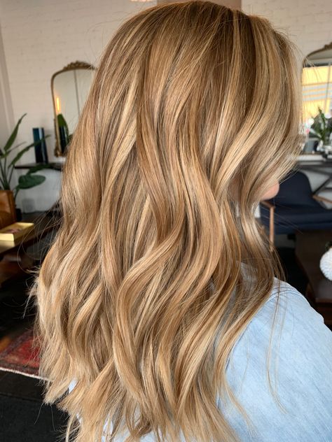 Warm Golden Blonde Hair, Blonde Caramel Highlights, Blonde Balayage Honey, Gold Blonde Hair, Hairstyles For Thinning Hair, Warm Blonde Hair, 2024 Hair Color, Summer Blonde Hair, Honey Hair Color