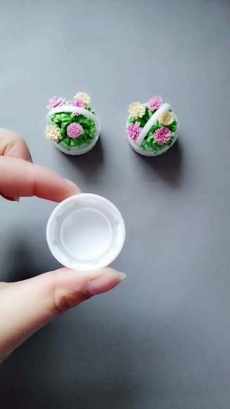 妍妍🎀手工折纸(@yan_origami) bei TikTok: In the future, the small bottle caps at home will no longer be thrown away. Mainan Diy, Kraf Kertas, Gubahan Bunga, Kartu Valentine, Kraf Diy, Diy Bricolage, Seni Origami, Paper Flowers Craft, Origami Crafts Diy