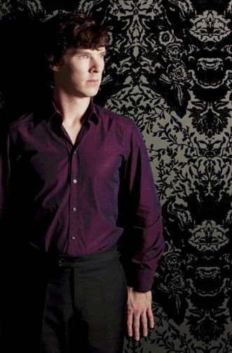 Sherlock in the purple shirt. Sherlock Holmes John Watson, Sherlock Holmes 3, Benedict Sherlock, Mrs Hudson, Sherlock Holmes Bbc, Sherlock 3, Benedict Cumberbatch Sherlock, Sherlock Fandom, 221b Baker Street