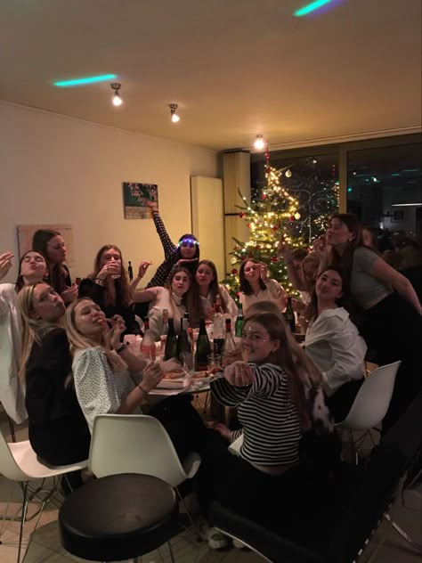 Christmas Dinner Friends Aesthetic, Christmas Vibes With Friends, Friendsmas Aesthetic, Christmas Party Pictures, Christmas Things To Do, Christmas Feeling, Friend Christmas, Christmas Mood, Real Friends