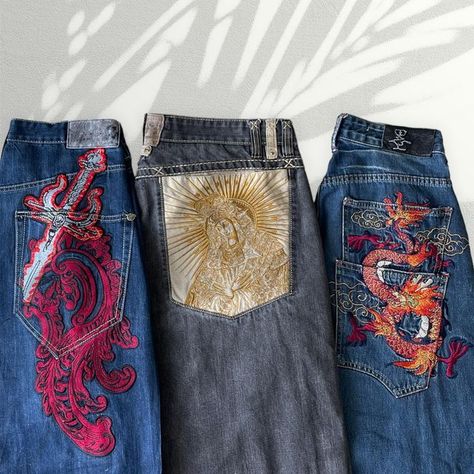 Cool Denim Pants, 5 To 9 Before 9 To 5, Cool Pants Design, Cool Jeans Outfit, Art On Jeans, New Jeans Fashion, Art On Pants, Jeans With Designs, Vintage Jeans Outfit