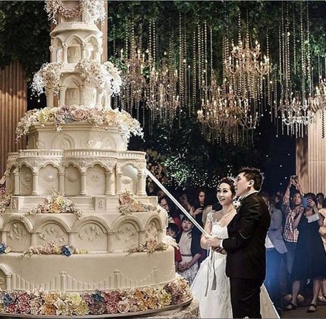 Over The Top Wedding, Huge Wedding Cakes, Crazy Wedding Cakes, Extravagant Wedding Cakes, Incredible Cakes, Wedding Cake Prices, Big Wedding Cakes, Wedding Cake Tops, Purple Wedding Cakes