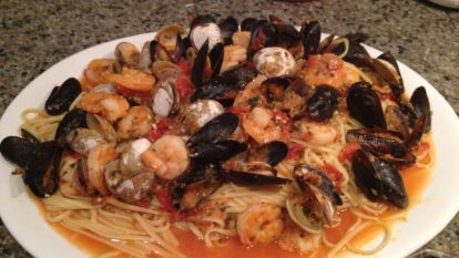 Linguine Pescatore Recipe, Pescatore Recipe, Spaghetti Calories, Carrabbas Recipes, Beer Cheese Dip Recipe, Cannelloni Recipes, Recipes With Ingredients, Sauce Au Poivre, Seafood Pasta Recipes