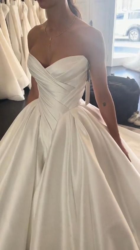 Ivory Vs White, Beauty And The Beast Wedding Dresses, Italy Wedding Dress, Wedding Dress 2024, Robes Glamour, Classy Wedding Dress, Pretty Wedding Dresses, White Wedding Dress, Dream Wedding Ideas Dresses