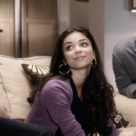 haley dunphy Hailey Modern Family, Hailey Dunphy, Haley Modern Family, Modern Family Haley, Haley Dunphy, Girly Movies, Sarah Hyland, Normal Girl, Shirt Hair