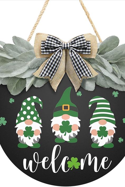 St Patricks Decorations, Wreaths St Patricks, St Patricks Crafts, Welcome Door Signs, Door Signs Diy, Hanging Door, St Patrick's Day Decorations, St Patrick's Day Crafts, St. Patricks Day