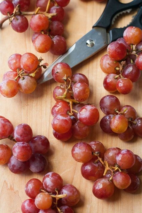 Here Is the Correct Way to Serve Grapes Fruit Trays Ideas, Fruit Display Ideas For Party, Cute Fruit Tray Ideas, Cheese Platter Presentation, Party Boards, Grapes And Cheese, Appetizer Party, Cheese Trays, Wine And Cheese Party