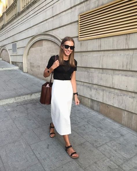 a black top, a white midi skirt, black sandals and a brown bag for a chic minimalist look Off White Midi Skirt, White Midi Skirt Outfit, Midi Rock Outfit, Minimalistic Chic, Mode Dope, Minimalist Moda, City Summer, Midi Skirt Outfit, White Midi Skirt