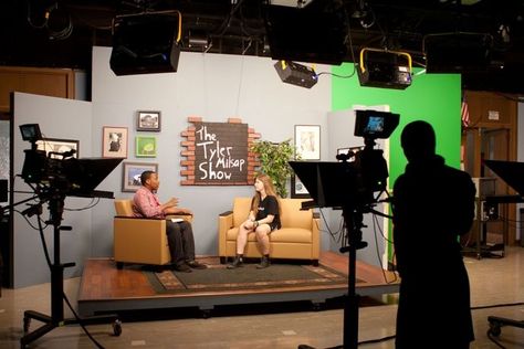 Interview Set Design Studios, Tv Studio Set Design Ideas, Talkshow Set Design, Interview Set Design, Studio Room Design, Studio Lighting Setups, Photography Studio Design, Tv Set Design, Tv Talk Show